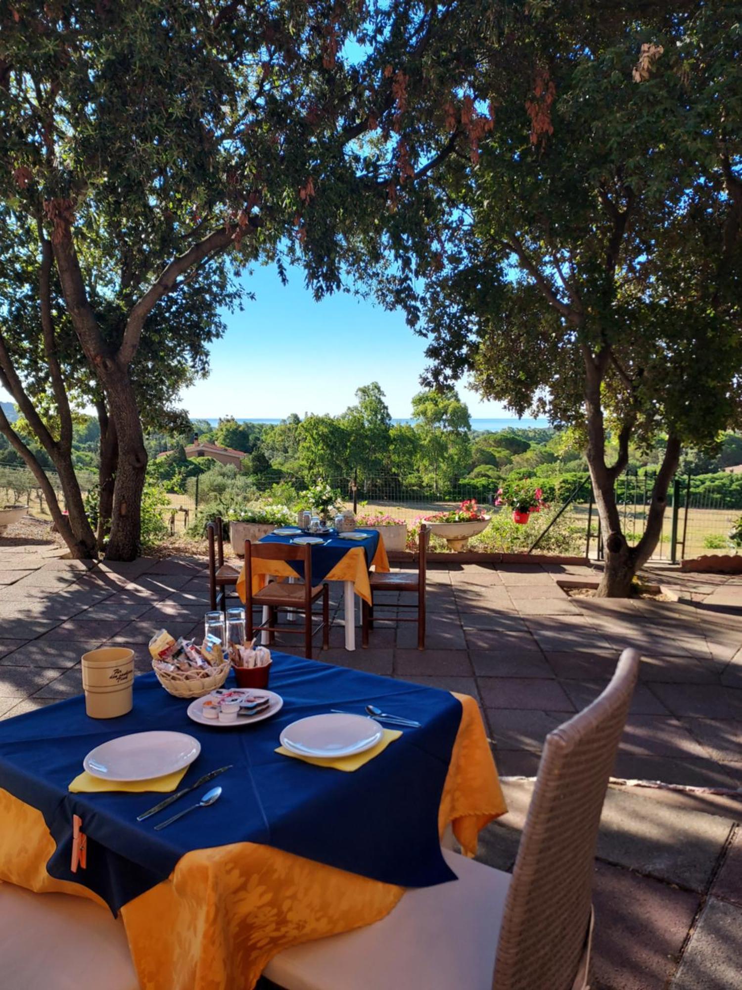 La Rosa Dei Venti B&B Chia Bagian luar foto