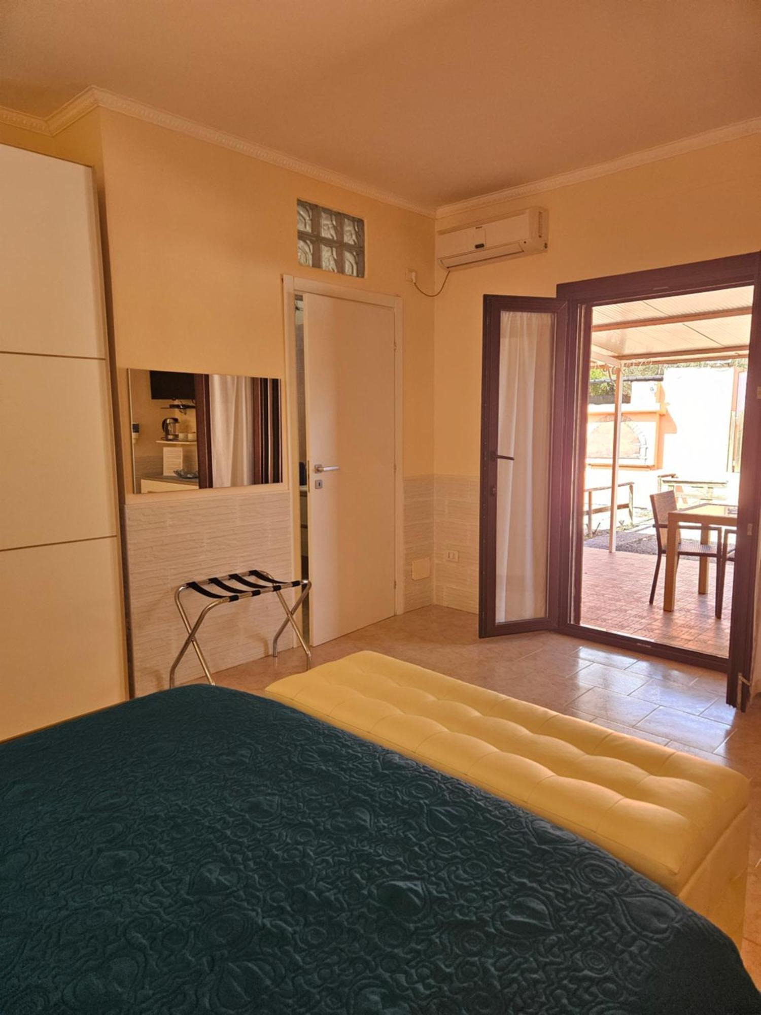 La Rosa Dei Venti B&B Chia Bagian luar foto